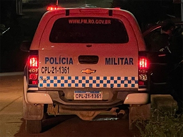 PORTO VELHO - Ladres armados assaltam mulher em parada de nibus