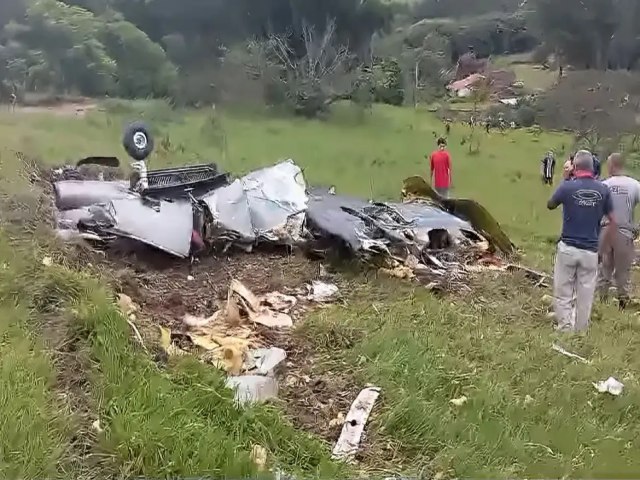 MINAS GERAIS - Avio cai deixa sete mortos