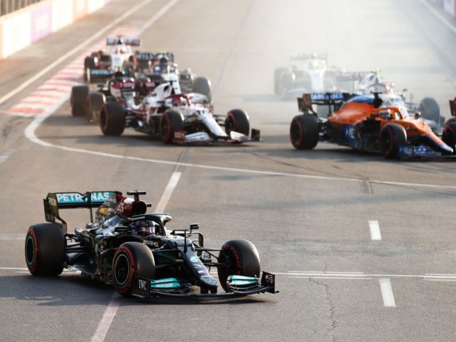 Em Baku, Mercedes no pontuou pela primeira vez em trs anos