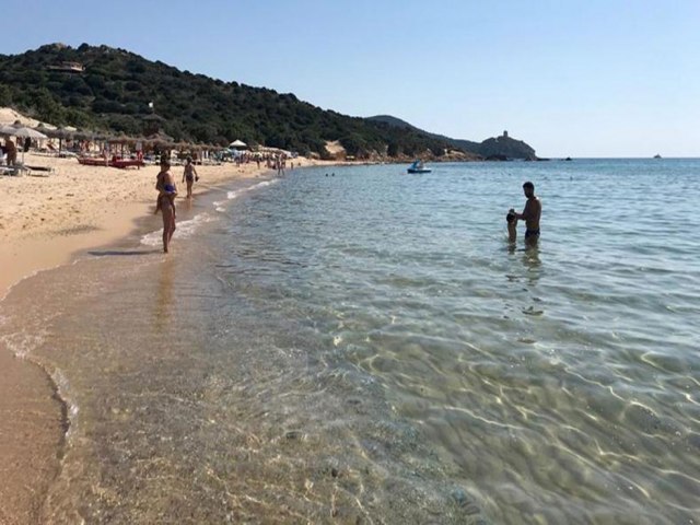 Turistas so multados em mais de R$ 18 mil por levarem areia da praia na Itlia