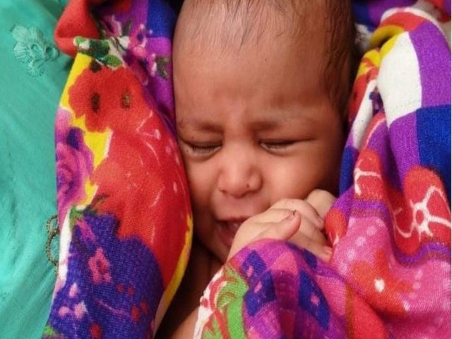 Beb  resgatada flutuando em caixa no rio Ganges, na ndia