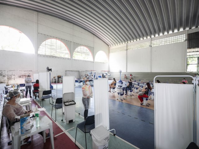 Recife chega a 1,3 milhão de pessoas com esquema vacinal completo contra a Covid-19