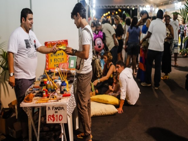 Festival 'A Letra e a Voz' ocupa Centro do Recife com saraus, batalhas de rima, mesas de debate e shows