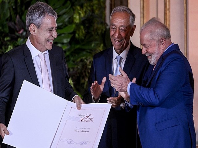 Lula entrega Prêmio Camões a Chico Buarque