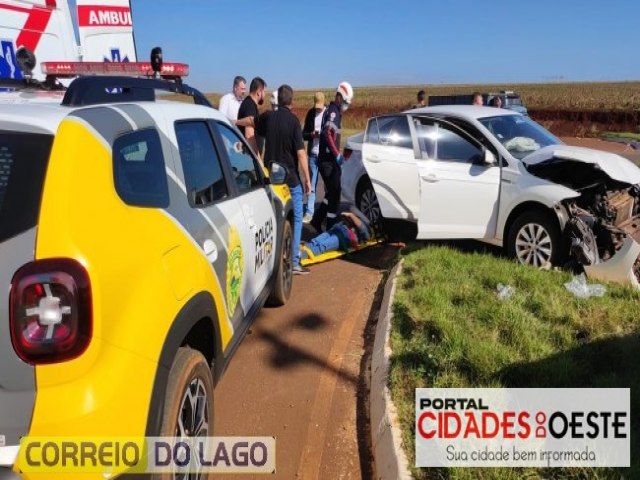 Santa-helenenses se envolvem em acidente na PR-495, no trevo da fbrica de rao em Entre Rios do Oeste
