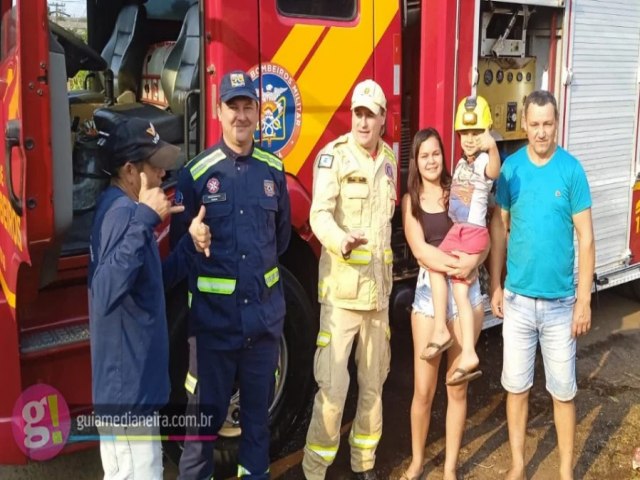 So Miguel do Iguau: Bombeiros surpreendem f mirim em festa de aniversrio