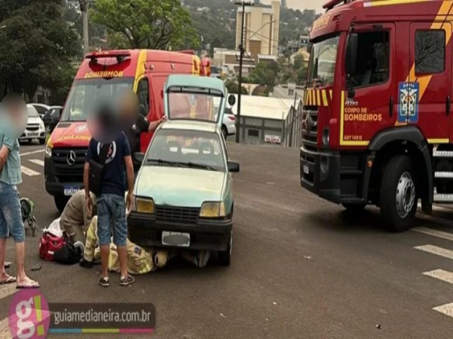 Motociclista fica presa embaixo de veculo aps acidente no centro de Medianeira