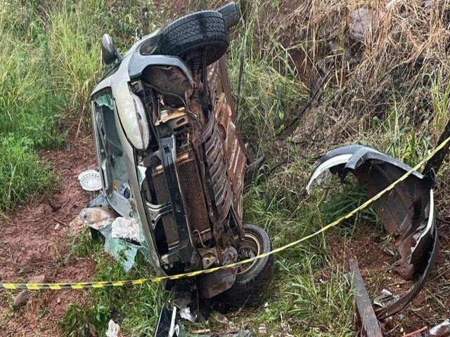 Jovem morre ap�s ve�culo sair da pista e atingir �rvore na PR-495, entre Missal e Dom Armando