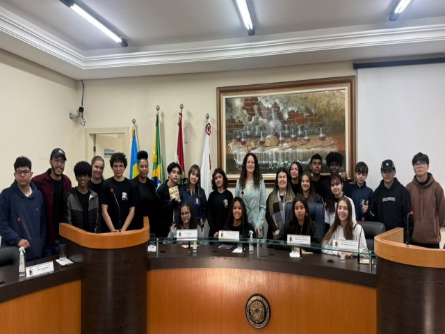 Projeto Vereador na Escola conclui cronograma de visitas &agrave;s escolas municipais de Capivari de Baixo