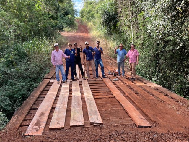 Equipe da Prefeitura de Quinta do Sol realiza restaurao de ponte na estrada da comunidade Pedra Branca
