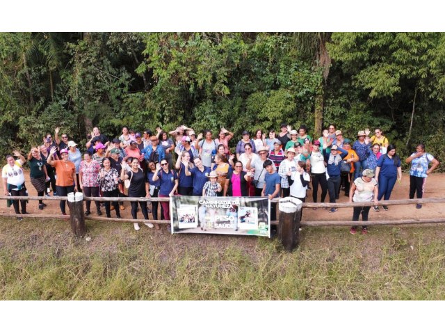 O Programa Menos Peso Mais Sade realiza  1 caminhada da natureza com aproximadamente 100 participantes.