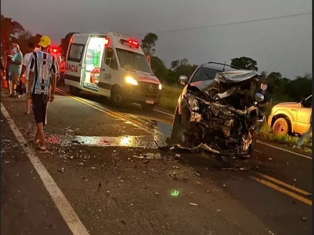 Coliso frontal entre carro e camionete mata motorista na MS-162