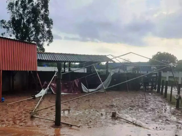 Durante passagem, ventania provoca destelhamento e queda de rvores