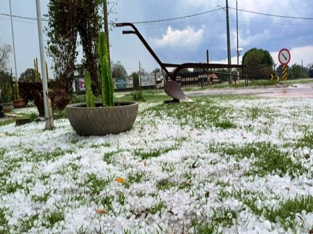 Chuva forte deixa Jardim e Guia Lopes sem energia eltrica. Veja o vdeo;