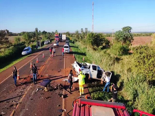 Coliso entre nibus e caminhonete Hilux termina com 3 mortos na BR-163