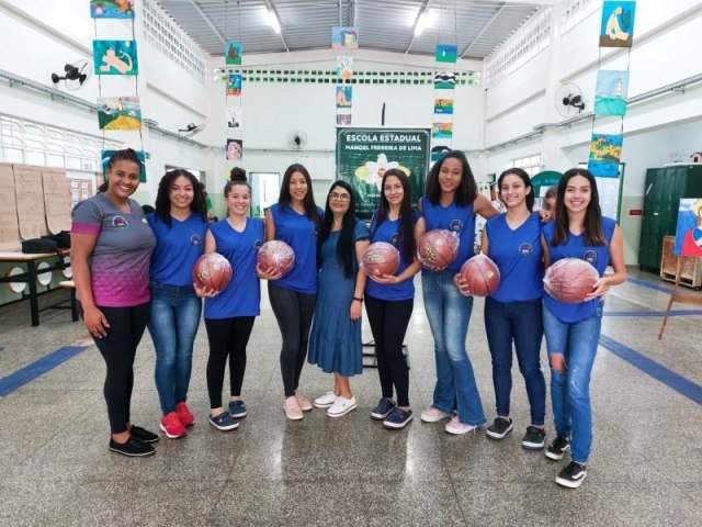 Secretaria de Esportes realiza a entrega de bolas de basquete para alunos do Prodesc