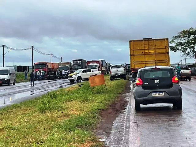 Manifestantes bloqueiam trechos da BR-267 nesta segunda-feira