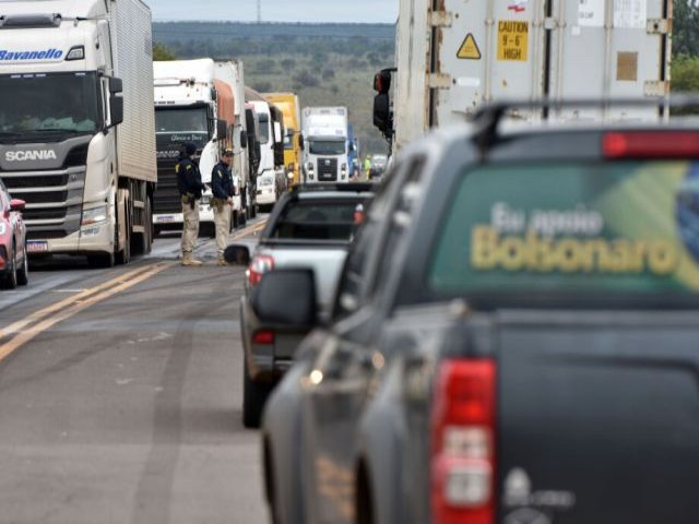 Com cerca de 20 Pontos de bloqueio, locais que seguem com manifestaes e problemas no trnsito