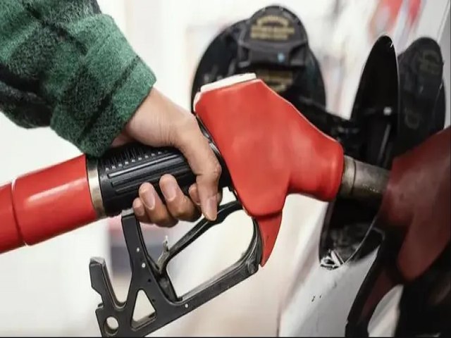 Gasolina sobe pela terceira semana seguida nos postos e gs fica mais barato