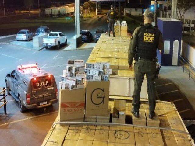 Carreta com 80 mil pacotes de cigarros contrabandeados  apreendida pelo DOF