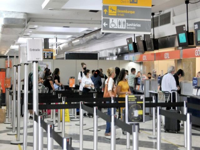 Uso de mscaras voltaro a ser obrigatrios em voos e aeroportos nacionais