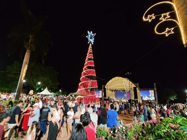 Em Maracaju, populao lotou praa central e aprovou decorao de Natal