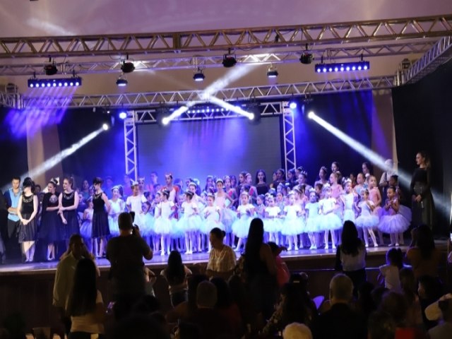 Com 'Espetculo de Ballet', Natal Vida & Luz leva grande pblico na Concha Acstica