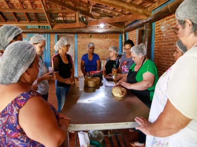 Com apoio da Prefeitura, FAC forma trs novas turmas na Oficina de Doces Natalinos