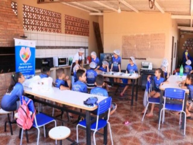 Em Maracaju, alunos do Instituto Pequeno Cidado participam de aula ldica