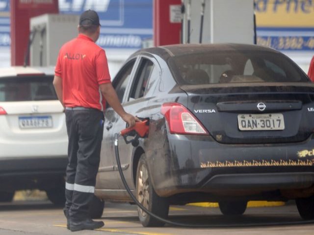 Gasolina pode subir at 14% com retomada de impostos federais e ICMS maior