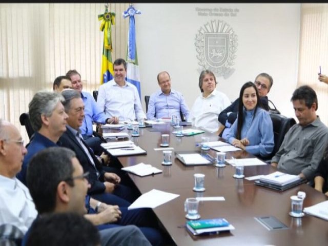 Governador Eduardo Riedel se rene pela primeira vez com secretrios