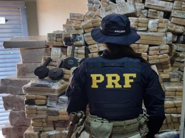 Caminhoneiro  preso com 3,7 toneladas de maconha e carregadores de pistola 9 mm