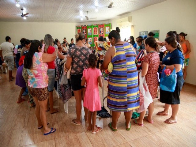 'Tenda Solidria' do FAC distribui roupas para famlias em situao de vulnerabilidade