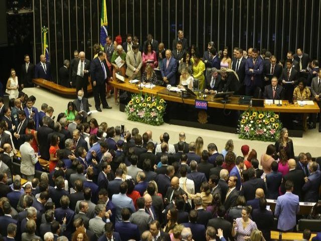 Parlamentares tomam posse na Cmara dos Deputados