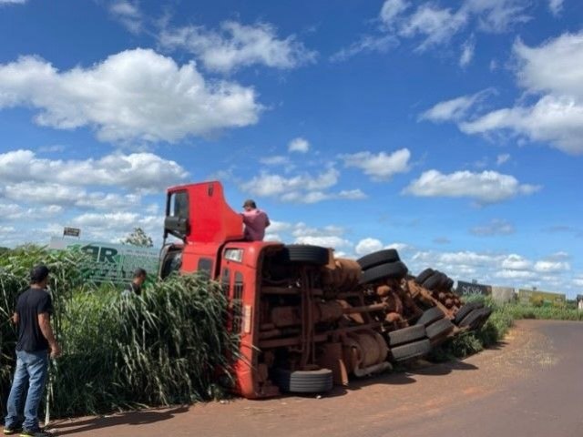 Carreta carregada de soja tomba na rotatria BR 267 com a MS-157, sentido Rio Brilhante Maracaju