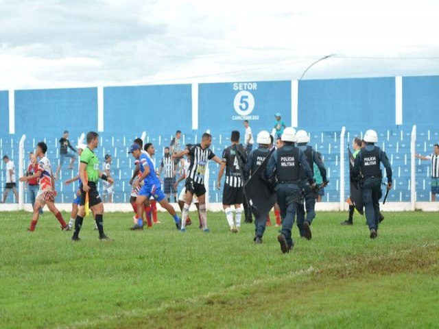 Em jogo com 2 pnaltis e PMs em campo, Galo vence Serc por 2 a 1