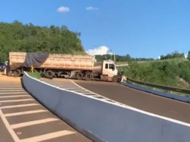 Carreta invade canteiro e quase cai na Serra de Maracaju entre Sidrolndia e Nioaque