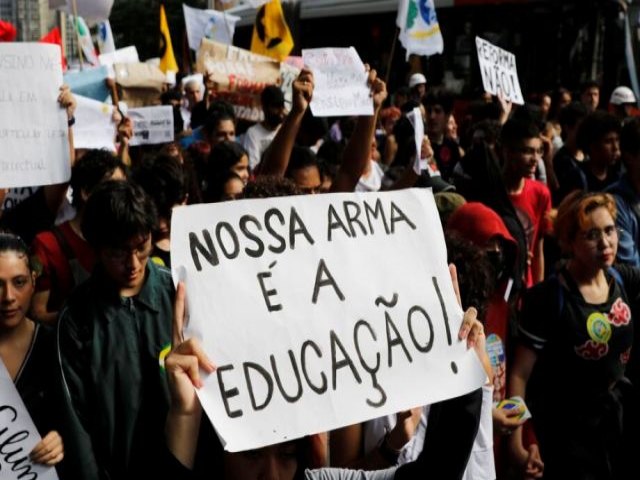 Governo suspende cronograma de implementao do Novo Ensino Mdio