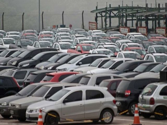 Com alta de preos e crdito escasso, cresce procura por carros 'velhinhos'