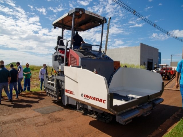 Prefeitura adquire mquina pavimentadora para melhorar qualidade e desempenho da pavimentao asfltica