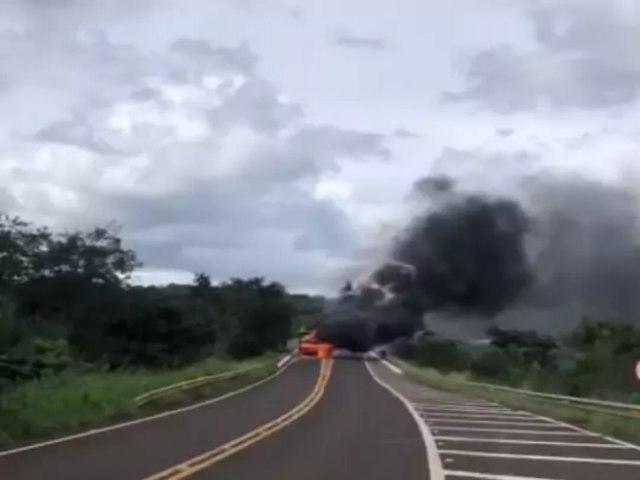 Carreta pega fogo na Serra de Maracaju aps superaquecimento dos freios