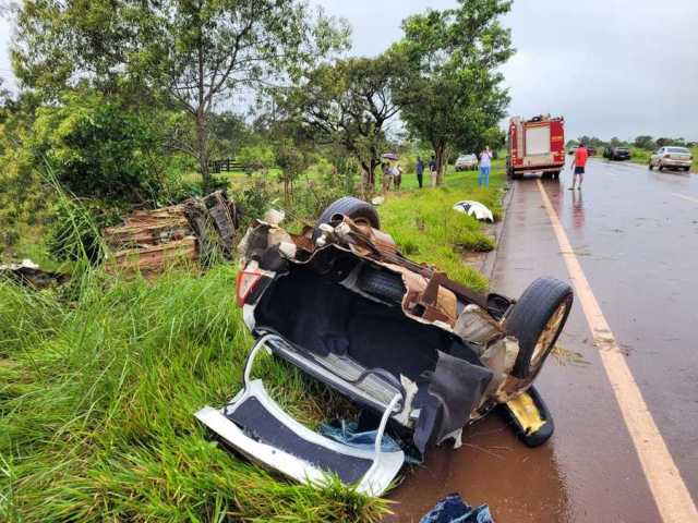 Carro aquaplana, bate em rvore e parte ao meio na MS-162 entre Sidrolndia e Maracaju