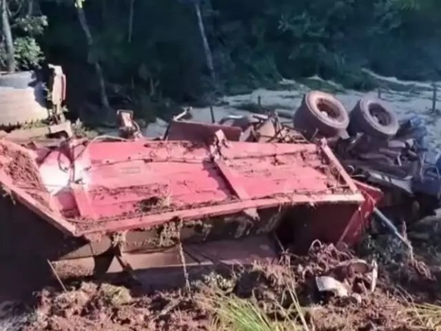 Serra de Maracaju: Carreta perde freios, tomba em valeta, fica destruda e motorista sai ileso