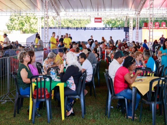 Pelo segundo ano consecutivo, Prefeitura rene idosos vinculados  Assistncia Social para almoarem na Festa da Linguia