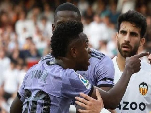 Vini Jr.  alvo de ofensas racistas, se revolta e acaba expulso em derrota do Real Madrid