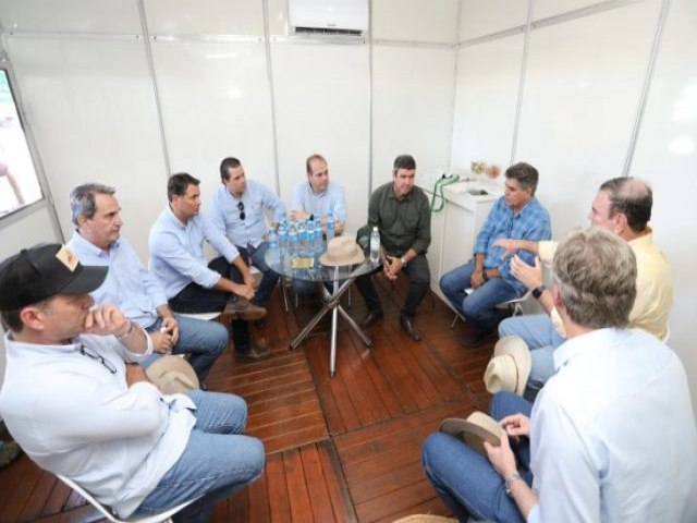 Durante o Showtec Governador discute decreto de emergncia pela gripe aviria 