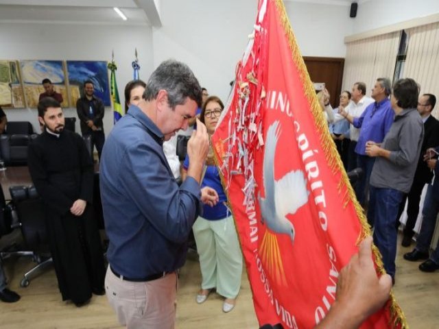 Governador recebe a Bandeira do Divino e refora tradio que faz parte da histria de MS