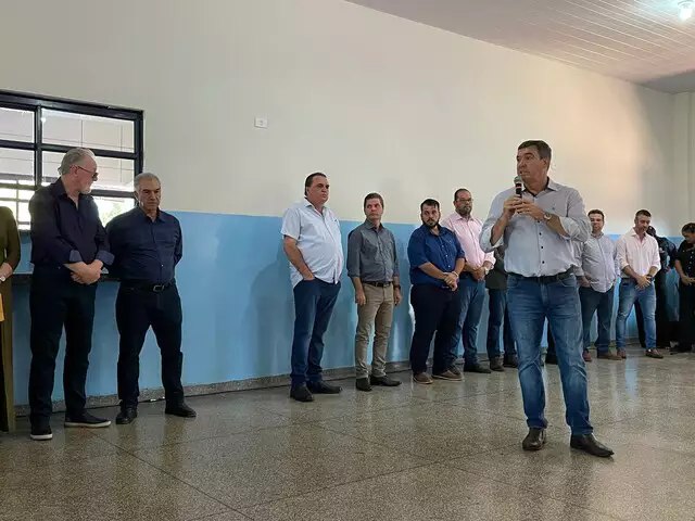 Em Maracaju, Governador entrega reforma de escola onde me deu aula e Azambuja estudou 