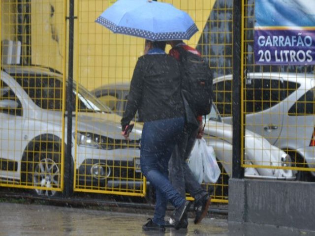 Frente fria deve chegar nesta segunda sob alerta de chuva no Estado