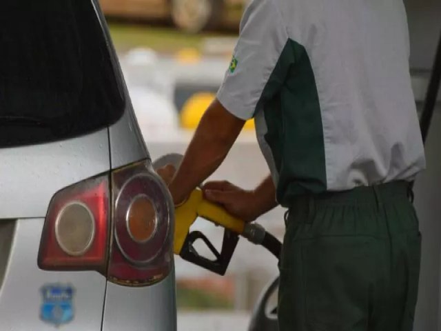 Vai cair: Petrobras reduz 13 centavos o litro da gasolina para distribuidoras